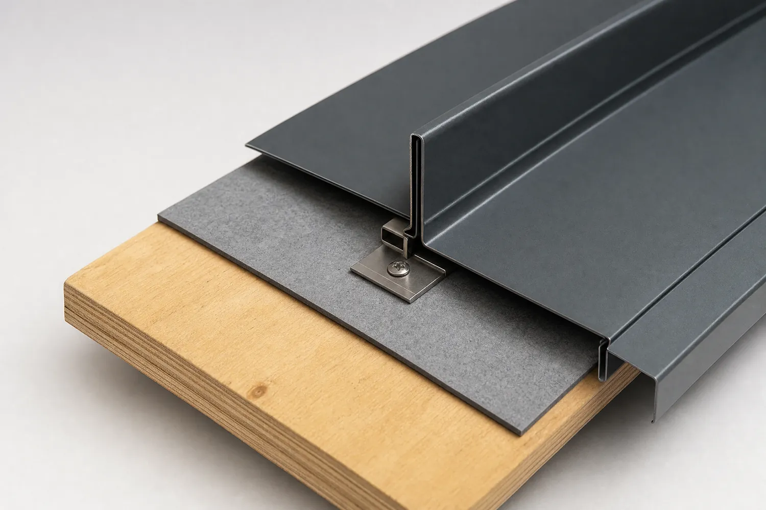 Corte de un techo de metal de junta alzada: entablado de madera contrachapada, membrana base para altas temperaturas, remate de alero, clip oculto, panel de junta alzada (imagen ilustrativa)