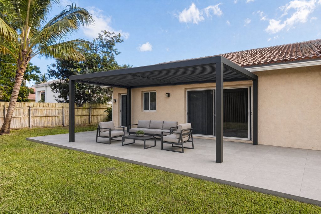 Pérgola de aluminio negra sobre un nuevo patio de adoquines en un patio trasero del Sur de Florida (imagen ilustrativa)